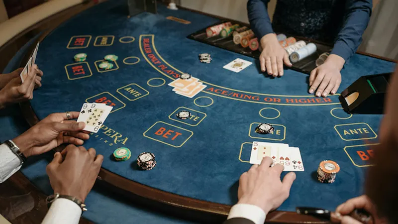 Graph comparing various baccarat betting systems including Martingale, Fibonacci, and flat betting over extended play sessions