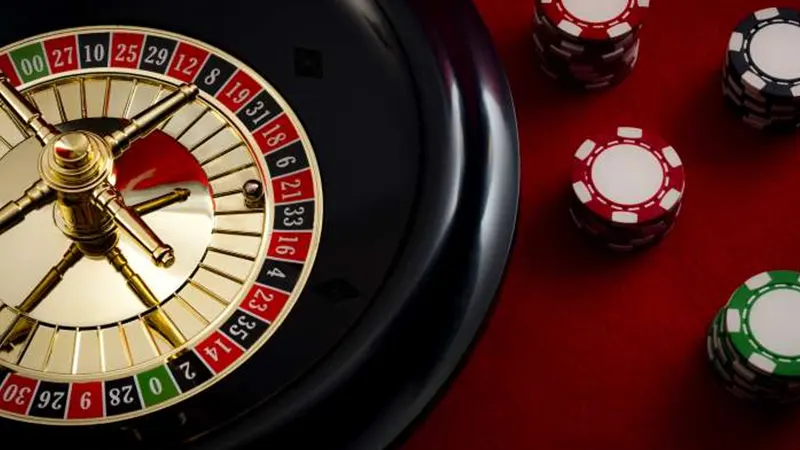 Professional gambling consultant explaining session splitting strategy and responsible gambling techniques